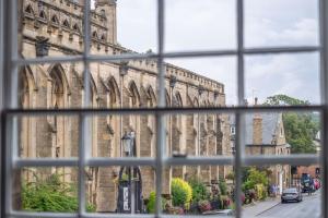 una ventana con vistas a un gran edificio en Crown Street 4, en Bury Saint Edmunds