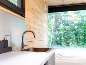 una cocina con fregadero y ventana en Chic Sauna Cabin Near the Sea - VULIN Cabin Nº01, 