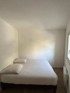 - une chambre avec un lit blanc dans l'établissement Douceur entre Notre Dame et la mer, à Marseille