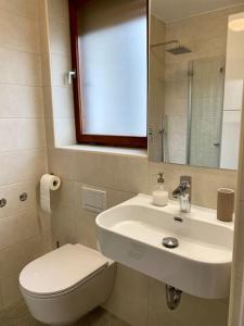 Ένα μπάνιο στο Spacious APT in a Quiet Neighbourhood + Private Parking +12 φωτογραφίες