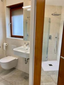 Ένα μπάνιο στο Spacious APT in a Quiet Neighbourhood + Private Parking