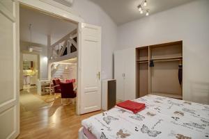 ブダペストにあるCity and Calmnessのベッドルーム1室(赤いタオル付きのベッド1台付)