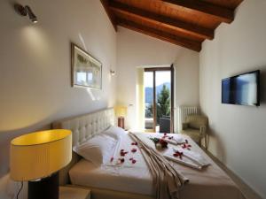 Un dormitorio con una cama con flores. en Villa Lumbini, en Plesio