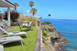 una casa con vista sull'oceano di Panoramic Seaview Escape a Puerto de Santiago