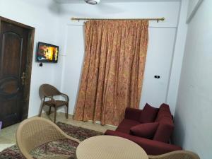 uma sala de estar com um sofá, uma mesa e cadeiras em قرية بلو لاجون راس سدر em Ras Sedr