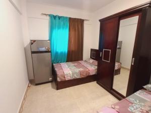 um pequeno quarto com 2 camas e um espelho em قرية بلو لاجون راس سدر em Ras Sedr