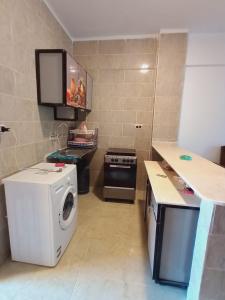 uma cozinha com uma máquina de lavar roupa e um fogão em قرية بلو لاجون راس سدر em Ras Sedr
