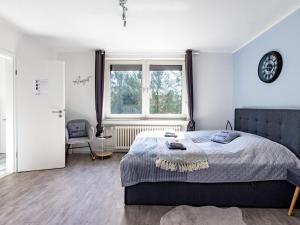 ein Schlafzimmer mit einem großen Bett und einem Fenster in der Unterkunft # VAZ Apartments E01 Küche, TV, Netflix, ca 15 Min Messe u HBf in Essen
