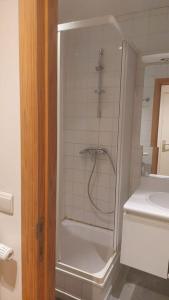 Un baño de Charming 1-Bedroom Apartment
