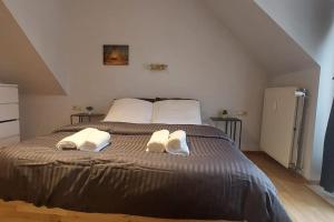 ein Schlafzimmer mit einem großen Bett mit zwei Handtüchern darauf in der Unterkunft Charming 1-Bedroom Apartment in Brüssel
