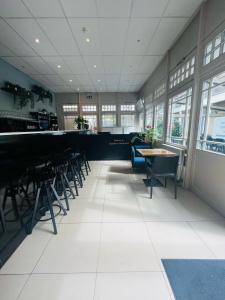 jadalnia ze stołami, krzesłami i oknami w obiekcie Parkhotel Gent Centrum w Gandawie