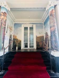 ヘントにあるParkhotel Gent Centrumの赤い絨毯の部屋の中の赤い絨毯の階段 +64枚の写真
