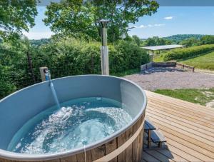 的住宿－Hot Tub Retreat - Hartley Wine Estate，木制甲板上的一个按摩浴缸