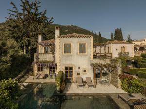 ein Haus mit einem Pool vor einem Haus in der Unterkunft Kinsterna Hotel in Monemvasia