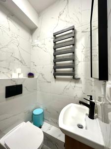 Un baño blanco con inodoro y lavabo. en MMRent Mountain Room, en Gdansk