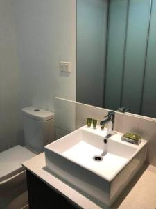 北克莱顿适合家庭/出差朋友的安静舒适整套公寓entire APT for holiday rental的带水槽和马桶的白色浴室