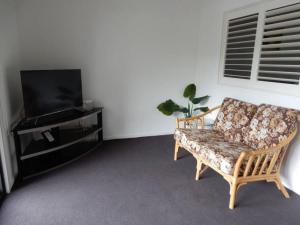 北克莱顿适合家庭/出差朋友的安静舒适整套公寓entire APT for holiday rental的带沙发和电视的客厅