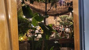 una multitud de personas sentadas en mesas en un restaurante en Barry Hotel en İzmir