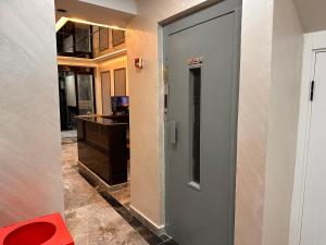eine Tür, die in ein Zimmer mit einem Schreibtisch führt in der Unterkunft HARRAN HOTEL in Istanbul