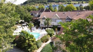 Bazén v ubytování Logis Hotel - Restaurant - Spa - Le Relais de Farrou nebo v jeho okolí