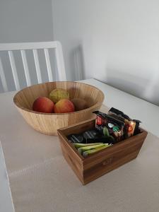 duas taças de frutas e legumes sentadas numa mesa em Casa Saudade em Charneca