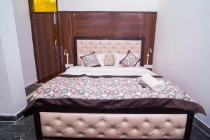Postel nebo postele na pokoji v ubytování Golden Residency
