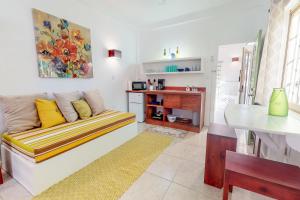 ein Wohnzimmer mit Sofa und Tisch in der Unterkunft Casa DV Suites Gold Standard Certified in Caye Caulker
