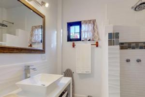 ein weißes Badezimmer mit Waschbecken und Spiegel in der Unterkunft Casa DV Suites Gold Standard Certified in Caye Caulker + 28 Fotos