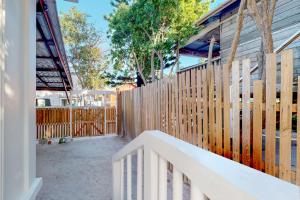 ein Holzzaun vor einem Haus in der Unterkunft Casa DV Suites Gold Standard Certified in Caye Caulker