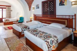 Beach safari nubian resort客房内的一张或多张床位