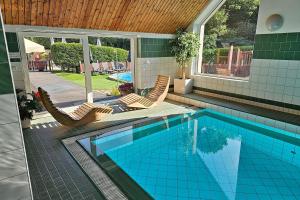 Bazén v ubytovaní Horský Hotel Sněženka alebo v jeho blízkosti