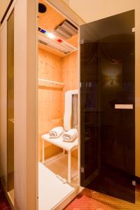 a room with a shower with towels on a shelf at Hotel Augusta Am Kurfürstendamm in Berlin