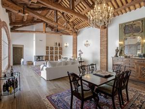 een woonkamer met een tafel en een witte bank bij La Casa dei Fortunati in Montemagno