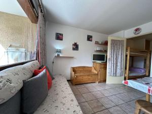 ein Wohnzimmer mit einem Sofa und einem TV in der Unterkunft Appartement Montgenèvre, 2 pièces, 6 personnes - FR-1-330D-70 in Montgenèvre