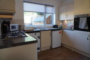 Our 2 bedroom house or borders of Bromley and Lewisham is available now! tesisinde mutfak veya mini mutfak
