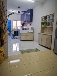 Η κουζίνα ή μικρή κουζίνα στο Homestay MdmMai Private Pool