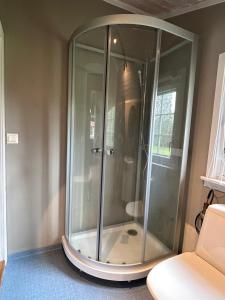 szklany prysznic w narożniku pokoju w obiekcie Harekroken w mieście Tynset