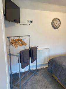 The Hideaway!! Skegness ground floor room free parking في سكيجنيس: غرفة نوم مع تلفزيون على الحائط وسرير