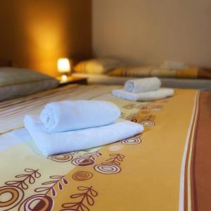 dos toallas blancas sentadas encima de una cama en Horský Hotel Sněženka, en Hynčice pod Sušinou