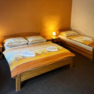 Posteľ alebo postele v izbe v ubytovaní Horský Hotel Sněženka