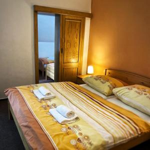 Posteľ alebo postele v izbe v ubytovaní Horský Hotel Sněženka