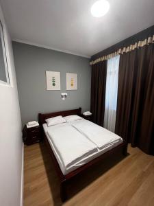 una camera da letto con un letto con lenzuola bianche e una finestra di 118 apartments a Kiev