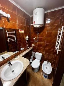 bagno con servizi igienici bianchi e lavandino di 118 apartments a Kiev