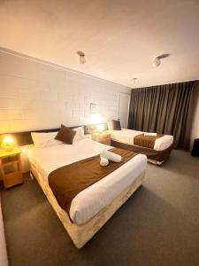 a hotel room with two beds in a room at Bendigo Motor Inn in Bendigo
