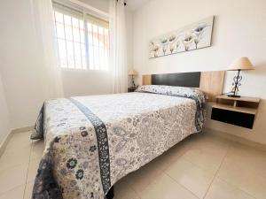 a bedroom with a bed and a window at Espacio ideal en la Playa in Oropesa del Mar