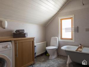 uma casa de banho com uma banheira, um WC e um lavatório. em Rustic Villa in Central Piteå em Piteå