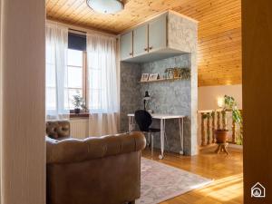 uma sala de estar com um sofá e uma mesa em Rustic Villa in Central Piteå em Piteå