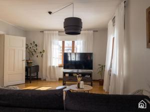 TV a/nebo společenská místnost v ubytování Rustic Villa in Central Piteå