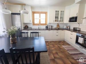 Kuchyň nebo kuchyňský kout v ubytování Rustic Villa in Central Piteå
