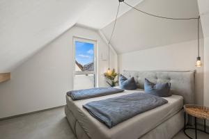 Ein Bett oder Betten in einem Zimmer der Unterkunft SEEview Maisonette in direkter Seenähe